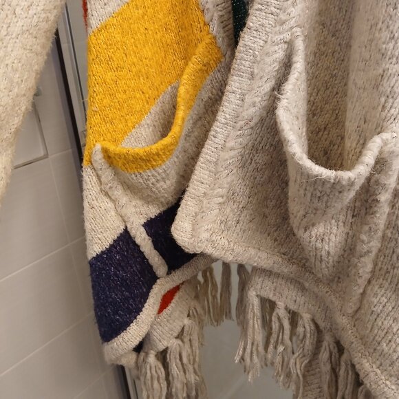 Hudson Bay Shawl Wrap - Picture 2 of 11